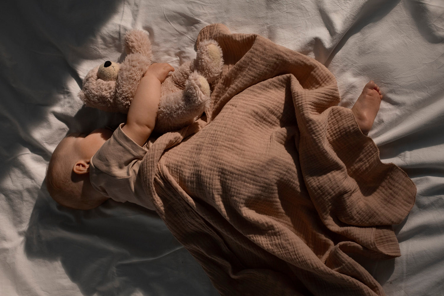 Baby schläft im Familienbett