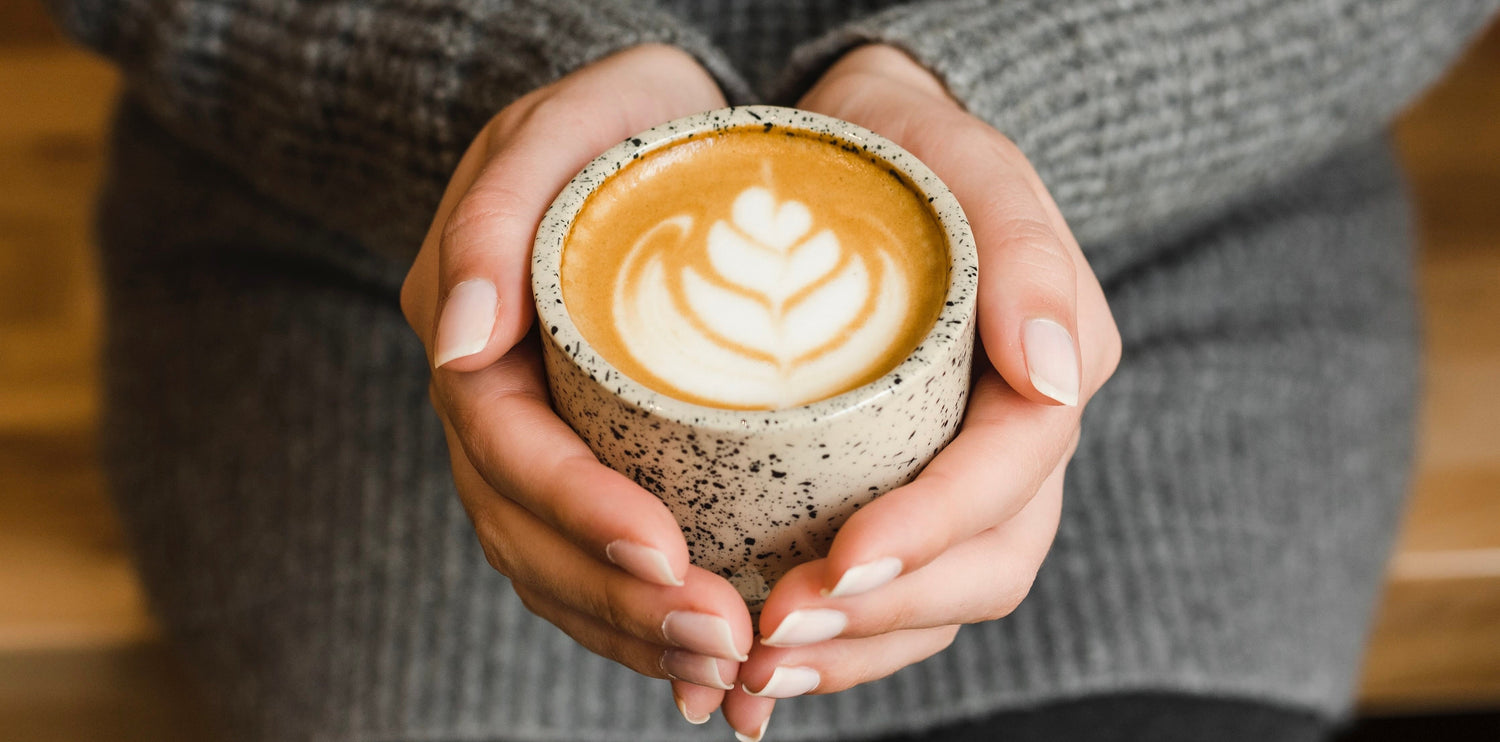 Schwangere Frau genießt bewusst eine Tasse Kaffee – Koffeinkonsum in der Schwangerschaft achtsam gestalten