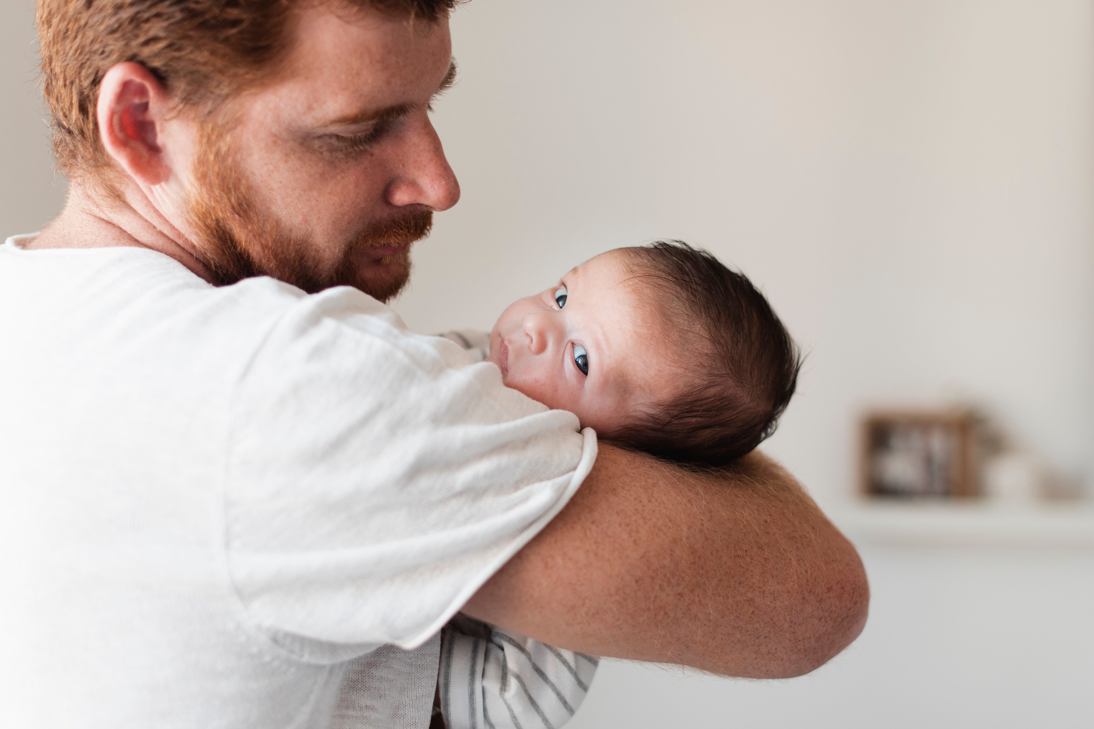 Mann trägt Baby nah am Körper – Bindung und frühe Fürsorge