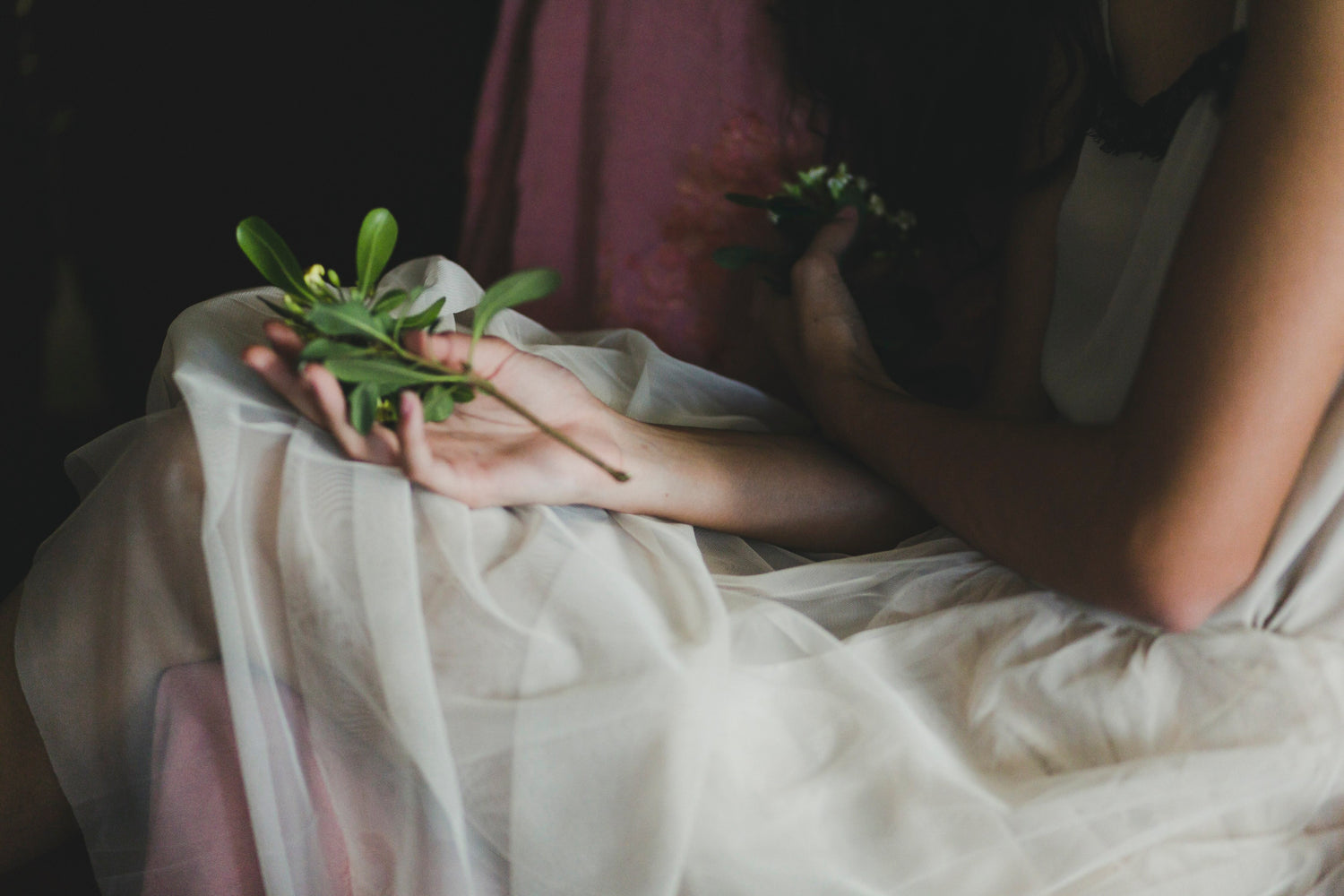 Nahaufnahme einer Hand auf dem Bauch während einer Folgeschwangerschaft