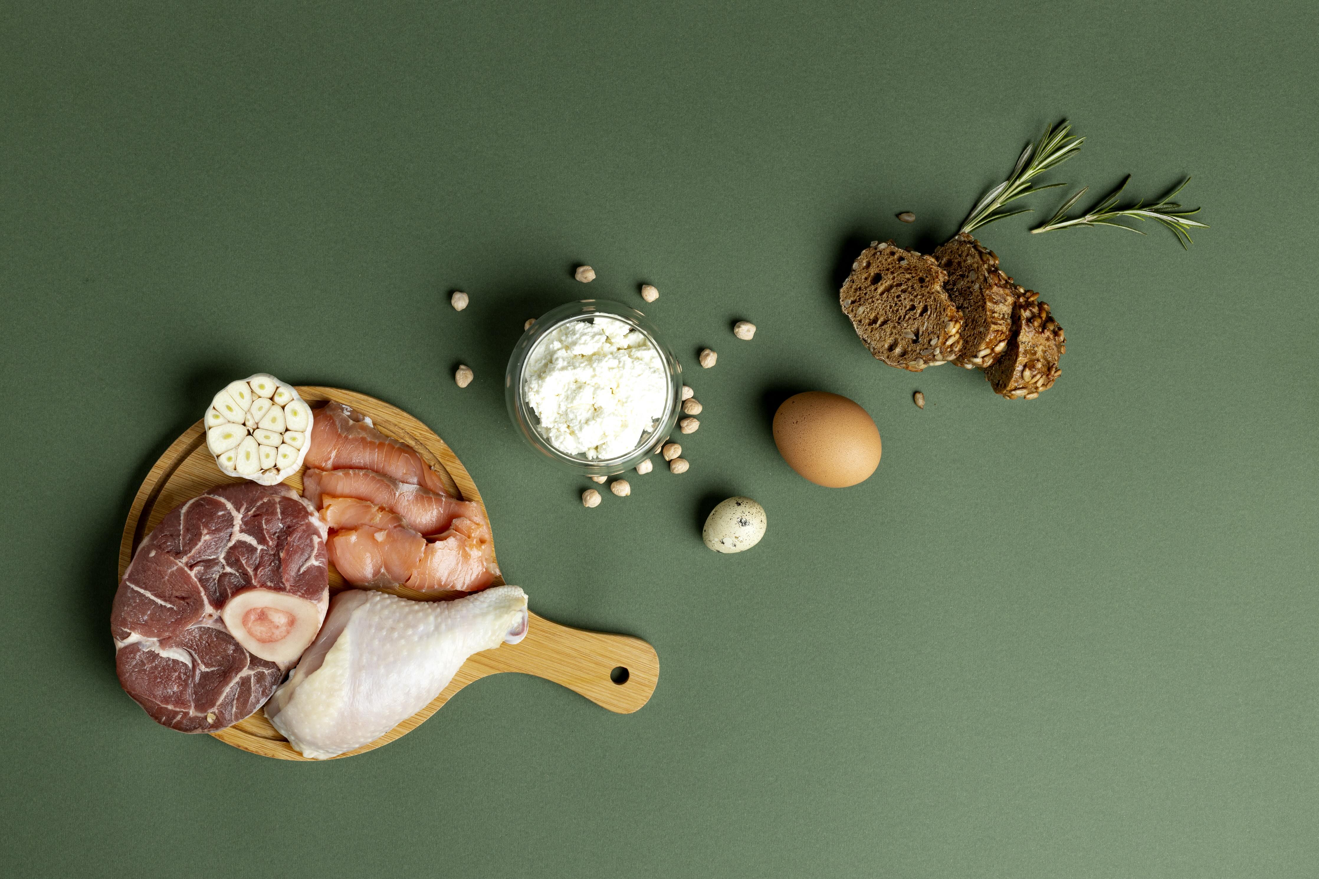 Cholinreiche Lebensmittel wie Eier, Fisch und Hülsenfrüchte auf einem Holztisch arrangiert