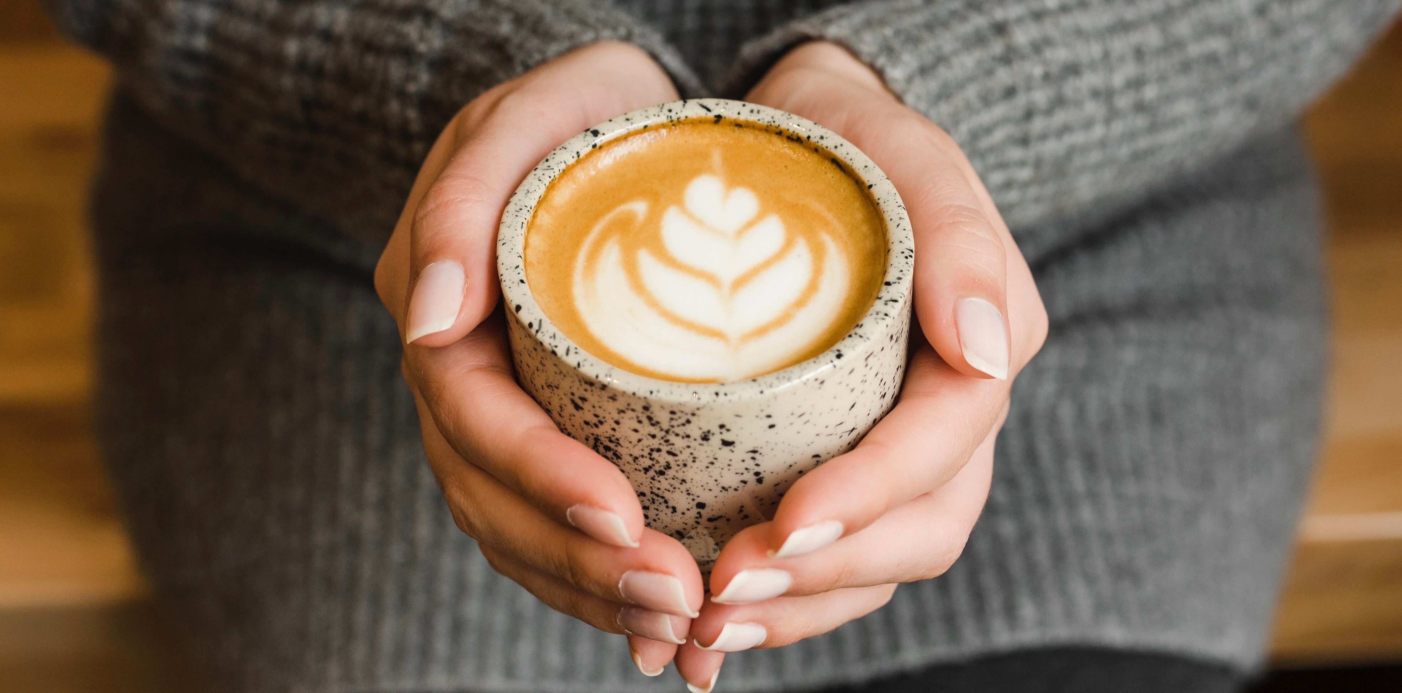 Schwangere Frau genießt bewusst eine Tasse Kaffee – Koffeinkonsum in der Schwangerschaft achtsam gestalten