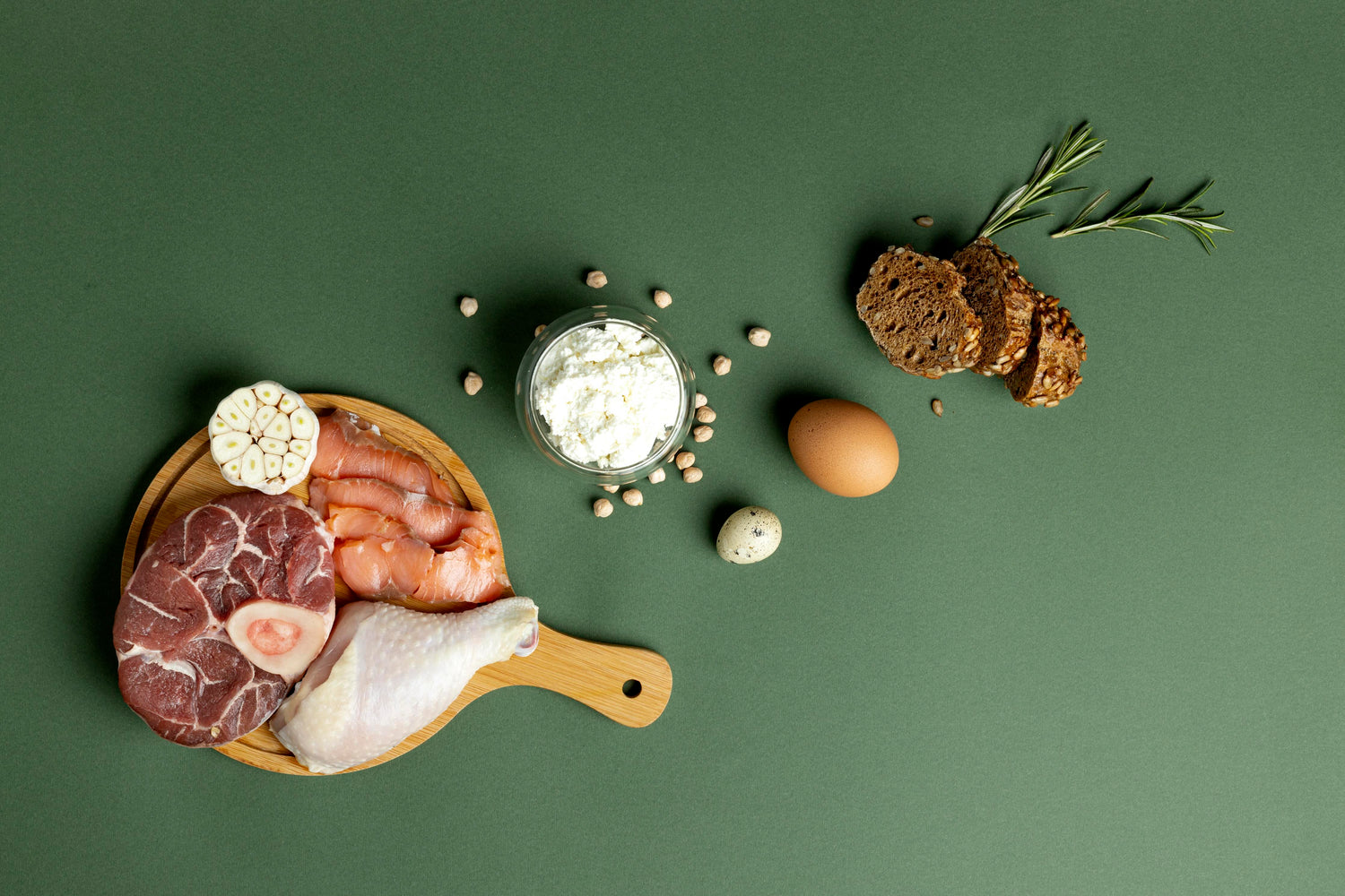 Cholinreiche Lebensmittel wie Eier, Fisch und Hülsenfrüchte auf einem Holztisch arrangiert